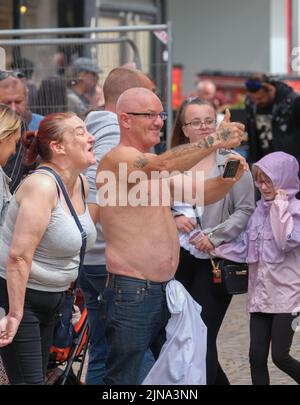 Blackpool, Lancashire, UK Agosto 6 2022 una coppia più anziana che si gode il trambusto della strada durante il Blackpool Rebellion Punk Festival. Foto Stock