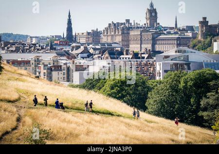 Grandi aree di erba sono diventato giallo a causa delle condizioni secche in Holyrood Park, Edimburgo. Lo Scottish Fire and Rescue Service (SFRS) ha issuto un rischio 'molto alto' di incendi selvatici allerta in tutta la Scozia meridionale e orientale con lunghi e secchi incantesimi di sole attesi nei prossimi giorni. Data foto: Mercoledì 10 agosto 2022. Foto Stock