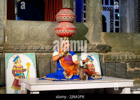 Una donna indiana che si esibisce durante il Dharohar Folk Dance Show a Udaipur, India Foto Stock