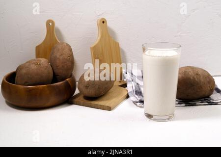 Bicchiere con latte di patate alla patata. Tendenza nel consumo sano. Cibo alternativo. Latte vegetale sano. Foto Stock