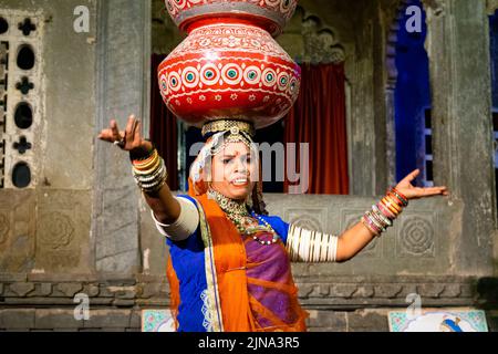 Una donna indiana che si esibisce durante il Dharohar Folk Dance Show a Udaipur, India Foto Stock