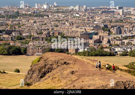 Grandi aree di erba sono diventato giallo a causa delle condizioni secche in Holyrood Park, Edimburgo. Lo Scottish Fire and Rescue Service (SFRS) ha issuto un rischio 'molto alto' di incendi selvatici allerta in tutta la Scozia meridionale e orientale con lunghi e secchi incantesimi di sole attesi nei prossimi giorni. Data foto: Mercoledì 10 agosto 2022. Foto Stock