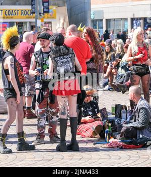 Blackpool, Lancashire, UK Agosto 6 2022 Un gruppo di punk occupano il marciapiede durante il Blackpool Rebellion Punk Festival. Foto Stock