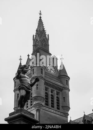 Vista in bianco e nero del Tolbooth di Aberdeen, Scozia, con la figura di piombo di un ragazzo chiamato il Mannie in primo piano Foto Stock