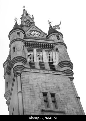 Guardando verso la torre del Tolbooth del 17th ° secolo ad Aberdeen, Scozia, in bianco e nero Foto Stock