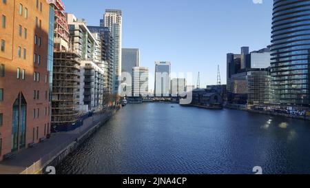 Una vista panoramica degli edifici di Canary Wharf, South Quay, Pan Peninsula, Londra, Regno Unito Foto Stock