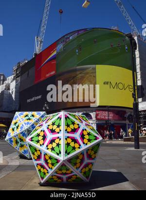 Londra, Regno Unito. 10th agosto 2022. "Pop Geometric Icosahedron" di Zarah Hussain Piccadilly Circus, parte della mostra di arte pubblica Art of London Brighter Future. Credit: Vuk Valcic/Alamy Live News Foto Stock