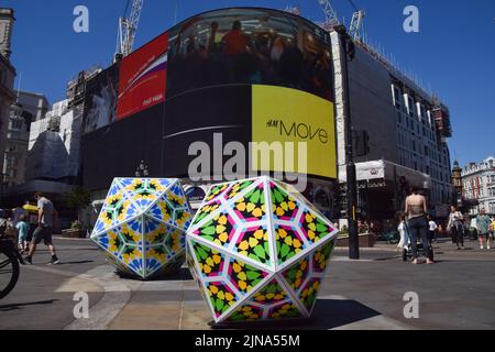 Londra, Regno Unito. 10th agosto 2022. "Pop Geometric Icosahedron" di Zarah Hussain Piccadilly Circus, parte della mostra di arte pubblica Art of London Brighter Future. Credit: Vuk Valcic/Alamy Live News Foto Stock