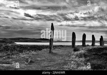 Anello di pietre in piedi Brodgar in bianco e nero. Foto Stock