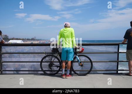 Guardando il Vans US Open di surf dal molo, Huntington Beach, California, Stati Uniti d'America Foto Stock