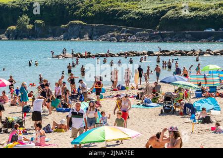 Rosscarbery, West Cork, Irlanda. 10th ago 2022. Migliaia di turisti e locali hanno colpito la Warren Beach a Rosscarbery questo pomeriggio, quando le temperature hanno raggiunto i 24C con il sole bruciante. Met Éireann ha previsto un'onda di calore con temperaturesdue per colpire 29C questo fine settimana. Credit: AG News/Alamy Live News Foto Stock