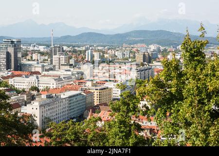 Vista di Lubiana, Slovenia, dalla funicolare fino al Castello. Foto Stock