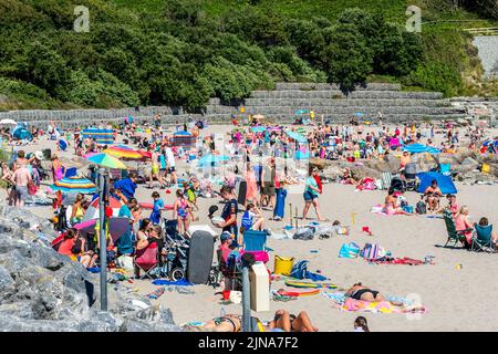 Rosscarbery, West Cork, Irlanda. 10th ago 2022. Migliaia di turisti e locali hanno colpito la Warren Beach a Rosscarbery questo pomeriggio, quando le temperature hanno raggiunto i 24C con il sole bruciante. Met Éireann ha previsto un'onda di calore con temperaturesdue per colpire 29C questo fine settimana. Credit: AG News/Alamy Live News Foto Stock