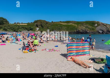 Rosscarbery, West Cork, Irlanda. 10th ago 2022. Migliaia di turisti e locali hanno colpito la Warren Beach a Rosscarbery questo pomeriggio, quando le temperature hanno raggiunto i 24C con il sole bruciante. Met Éireann ha previsto un'onda di calore con temperature dovute a colpire 29C questo fine settimana. Credit: AG News/Alamy Live News Foto Stock