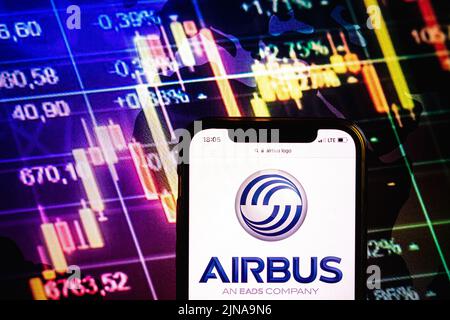 KONSKIE, POLONIA - 09 agosto 2022: Smartphone che mostra il logo della società Airbus sullo sfondo del diagramma di borsa Foto Stock