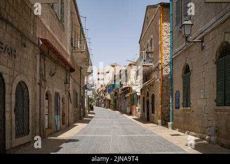 Gerusalemme, Israele - 30th aprile 2022: Un vicolo vuoto nella vecchia Gerusalemme, in un caldo e soleggiato sabato. Foto Stock