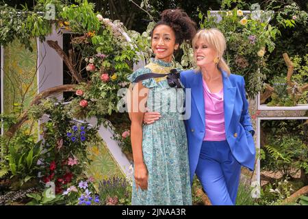 L'attrice Joanna Lumley si pone con il designer floreale Hazel Gardiner con le iconiche lettere RHS che ha disegnato, Chelsea Flower Show 2022, Londra, Inghilterra, Regno Unito Foto Stock