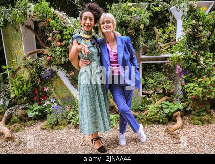 L'attrice Joanna Lumley si pone con il designer floreale Hazel Gardiner con le iconiche lettere RHS che ha disegnato, Chelsea Flower Show 2022, Londra, Inghilterra, Regno Unito Foto Stock