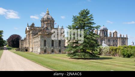 La facciata sud del Castello Howard si vede dai terreni informali Foto Stock