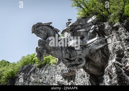 Monumento Uastyrdzhi nel canyon di Alagir lungo la strada militare di Ossezia. Tsey Gorge, Ossezia settentrionale. Foto Stock