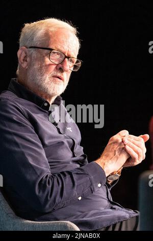 Edimburgo, Regno Unito. 10 agosto 2022 nella foto: L'ex leader laburista, Jeremy Corbyn, è intervistato da Iain Dale di LBC al Festival Edinburgh Fringe come parte della serie All Talk di interviste dell'emittente. Corbyn ha detto al pubblico che si sente indicato dal rapporto del Forde in come ha trattato l'antisemitismo mentre leader. Credit: Rich Dyson/Alamy Live News Foto Stock