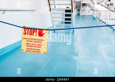 segnale di stop sul ponte a piedi sulla nave in mare Foto Stock