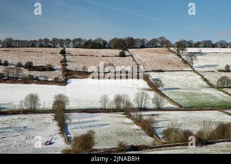 Una leggera nevicata che copre il patchwork dei campi vicino Belper, Derbyshire, Inghilterra Foto Stock