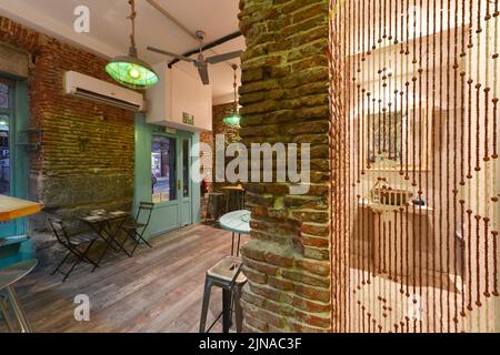 Bagno con lavabo in porcellana bianca, piastrelle in marmo e doccia con sedile Foto Stock