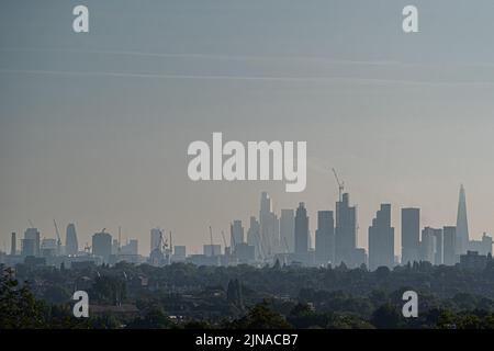 Putney London, Regno Unito. 10 agosto 2022 skyline di Londra e quartiere finanziario all'alba. L'ufficio MET ha emesso un avvertimento di calore ambra estremo per l'Inghilterra centrale e meridionale e parti del Galles da Giovedi fino a Domenica, come si prevede che le temperature raggiungeranno fino a 35C in alcune parti del paese Credit. amer Ghazzal/Alamy Live News Foto Stock