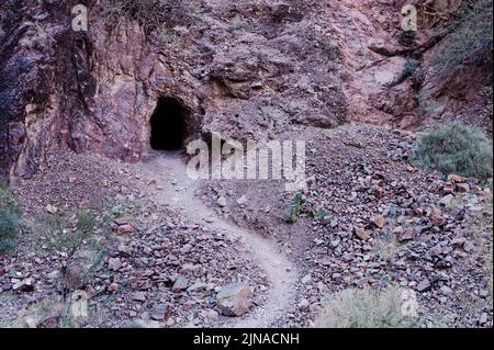 Caverna sul Bright Angel Trail nel Parco Nazionale del Grand Canyon Foto Stock