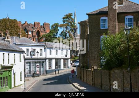 La High Street a Harrow on the Hill, Greater London UK, guardando verso gli edifici della Harrow School Foto Stock