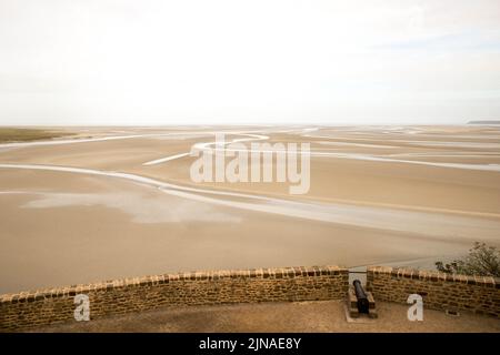 Cannone abbandonato da Thomas de Scales, 7th Barone Scales a Mont Saint-Michel il 17 giugno 1434. Mont Saint Michel è un'isola di marea e un comune continentale in Normandia, Francia. Mont-Saint-Michel e la sua baia circostante sono state iscritte nell'elenco dei siti patrimonio mondiale dell'UNESCO nel 1979 per la sua estetica e importanza unica come sito cristiano medievale, ed è visitata da più di 3 milioni di persone ogni anno. Tra la Normandia e la Bretagna, questo sito è uno dei più visitati in Francia. Oltre 60 edifici all'interno del comune sono protetti in Francia come monumenti storici. Foto di Denis Prezat/ABACAPRE Foto Stock