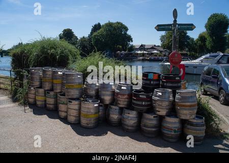 Bourne End, Buckinghamshire, Regno Unito. 10th Agosto 2022. Ottenere le birre rifornite a Bourne End Marina sul Tamigi. Credit: Maureen McLean/Alamy Live News Foto Stock