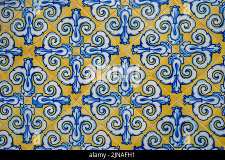 Piastrelle in ceramica blu e giallo all'esterno del mercato centrale di Valencia, Spagna. Foto Stock