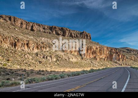 Scogliere di tufo all'autostrada SR 318, White River Narrows, Basin and Range National Monument, Nevada, USA Foto Stock