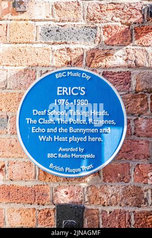 Il cartello blu British plaque Trust su un muro di mattoni che segna il luogo della musica di Eric, che mette in evidenza band come Deaf School, Talking Heads e The Clash liverpool Foto Stock