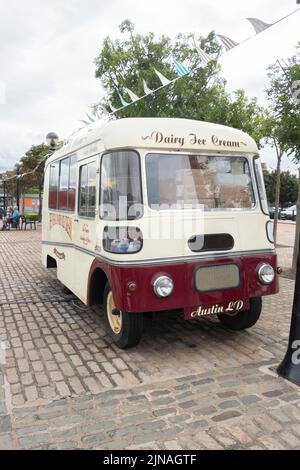 Furgone gelato vintage austin LD FG sul molo di Liverpool Merseyside Foto Stock