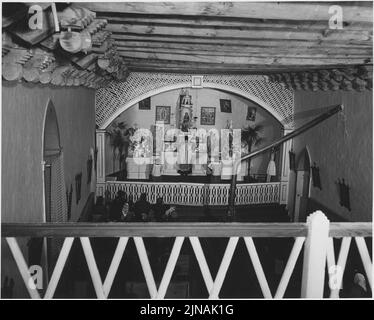 Contea di Taos, New Mexico. Messa presso la chiesa di Arroyo Hondo Foto Stock