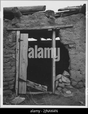 Contea di Taos, New Mexico. I modelli semi-astratti di dettagli di edifici adobe abbandonati che ha . . . Foto Stock