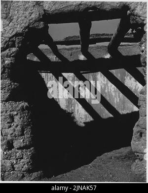 Contea di Taos, New Mexico. I modelli semi-astratti di dettagli di edifici adobe abbandonati che ha . . . Foto Stock