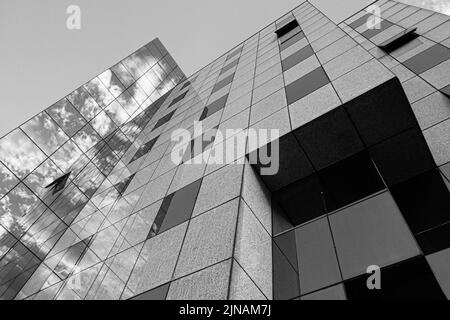 Grattacielo bianco e nero con vista ad angolo basso e riflesso nuvola bianca a Belgrado, Serbia Foto Stock