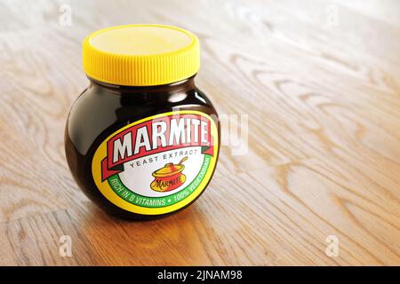 Vasetto di Marmite, aperto su tavolo in legno. La Marmite è una pasta alimentare prodotta da Unilever. Foto Stock