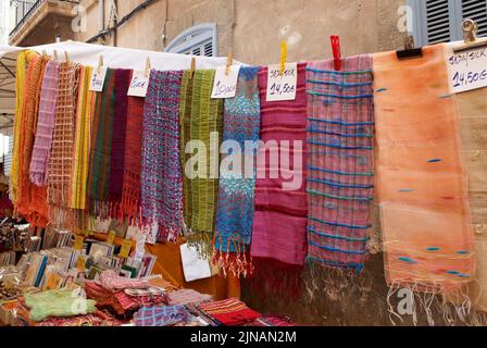 Pollenca, Mallorca, Spagna - Settembre 14th 2008: Stallo del mercato a Pollenca Mallorca Spagna. Vendita di sciarpe che sono appesi esposti con i biglietti prezzo. Foto Stock