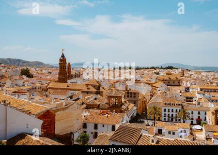 Una vista panoramica dei tetti di tegole della città vecchia di Antequera, in Spagna, su cui spiccano i campanili delle sue numerose chiese Foto Stock