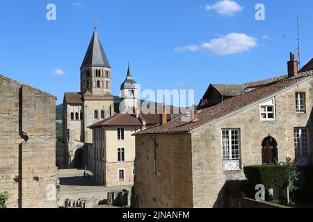 Le clocher de l'Eau Bénite et la tour de l'horloge. Abbatiale Saint-Pierre-et-Saint-Paul. Vue du musée. Cluny. Saône e Loira. Borgogna. Francia. Euro Foto Stock