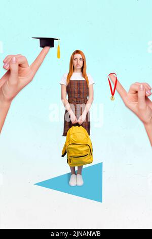 Collage verticale immagine di mentalità incerta ragazza tenere zaino guardare braccio dito tenere mortarboard medaglia d'oro isolato su sfondo creativo Foto Stock