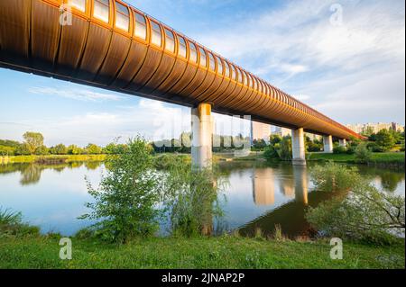 Ponte della metropolitana Hůrka–Lužiny nella città di Praga, Repubblica Ceca Foto Stock
