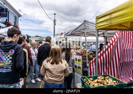 Fare la coda per il pane in una bancarella del mercato nella chiesa di San Nicola a Galway, Irlanda. Foto Stock