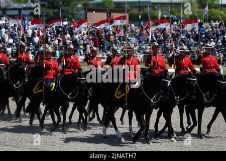 Gli ufficiali della RCMP Musical Ride arrivano per una performance a Ottawa, Ontario, mercoledì 18 maggio 2022. Foto Stock