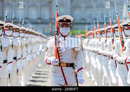 Tokyo, Giappone. 23 maggio 2022. La guardia d'onore della forza di autodifesa giapponese si prepara all'arrivo del presidente degli Stati Uniti Joe Biden per il suo incontro con il primo ministro giapponese Fumio Kishida, al Palazzo Akasaka, 23 maggio 2022, a Tokyo, Giappone. Credito: Cameron Smith/Stati Uniti Dipartimento di Stato/Alamy Live News Foto Stock